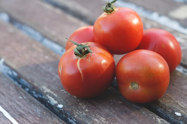 Vários tomates em um foco seletivo de mesa marrom