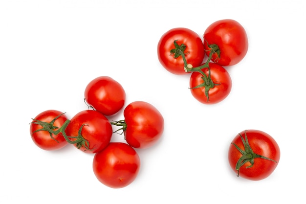 Varios tomates en un fondo blanco aislado. Vegetales frescos. Endecha plana.