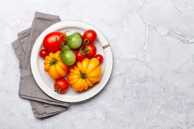 Varios tomates de jardín de colores