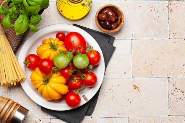 Varios tomates de jardín de colores