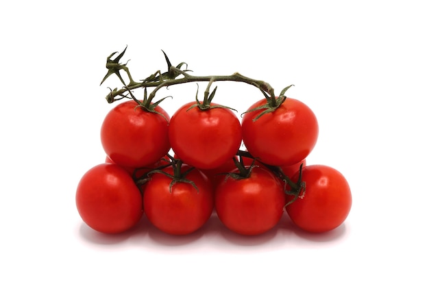Varios tomates maduros rojos sobre un fondo claro. Producto natural. Color natural. De cerca.