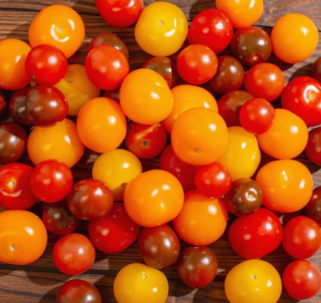 Varios tomates en mesa de madera oscura