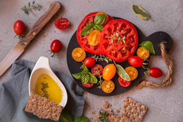 Varios tomates servidos con albahaca Comida vegetal saludable