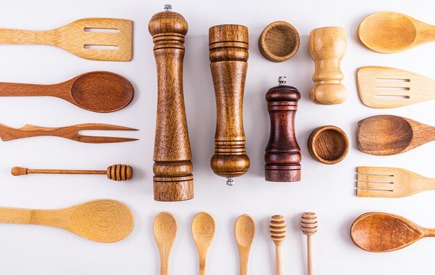 Foto varios utensilios de cocina hechos de materiales naturales en un fondo claro colocación plana visión superior artículos ecológicos