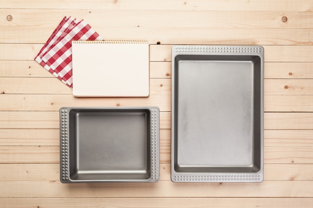 Foto varios utensilios de cocina en mesa de madera