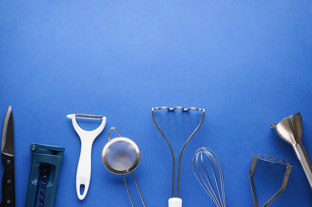 Vários utensílios de cozinha em cima da mesa