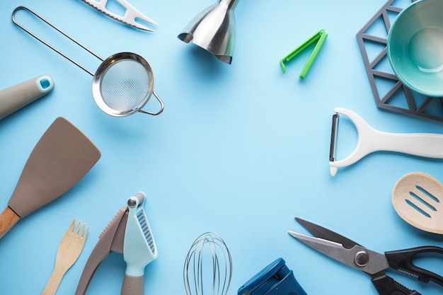 Vários utensílios de cozinha em cima da mesa