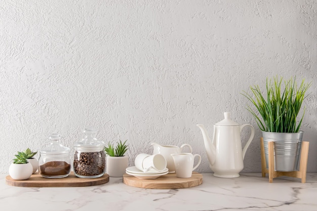 Vários utensílios de cozinha em um conceito de decoração de cozinha moderna de bancada branca de mármore um espaço vazio para o seu texto