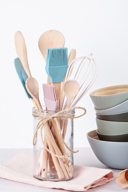 Foto vários utensílios de cozinha. livro de receitas, conceito de aulas de culinária