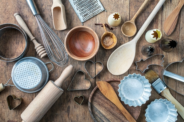 Foto vários utensílios de cozinha na mesa de cozinha de madeira rústica, vista superior