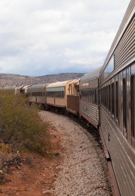 Vários vagões de trem correndo na paisagem do deserto do Arizona, EUA