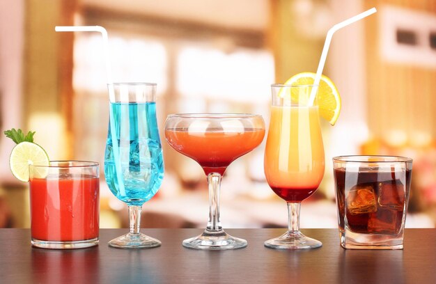 Varios vasos de diferentes bebidas en un fondo brillante