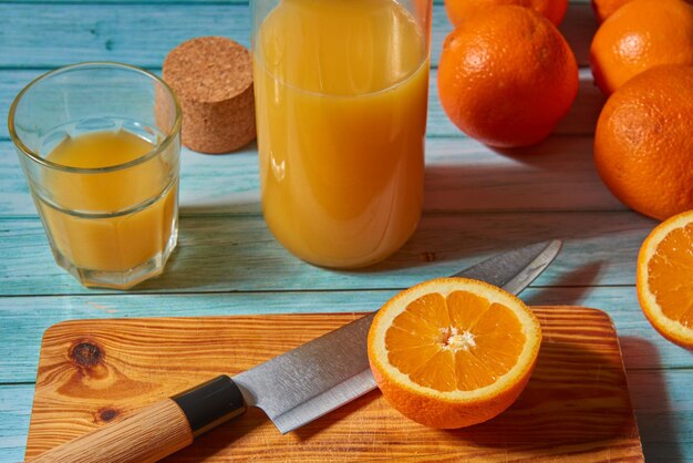 Foto varios vasos de jugo de naranja recién exprimido en una mesa