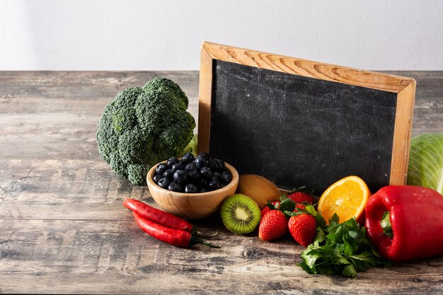 Vários vegetais e frutas com quadro-negro