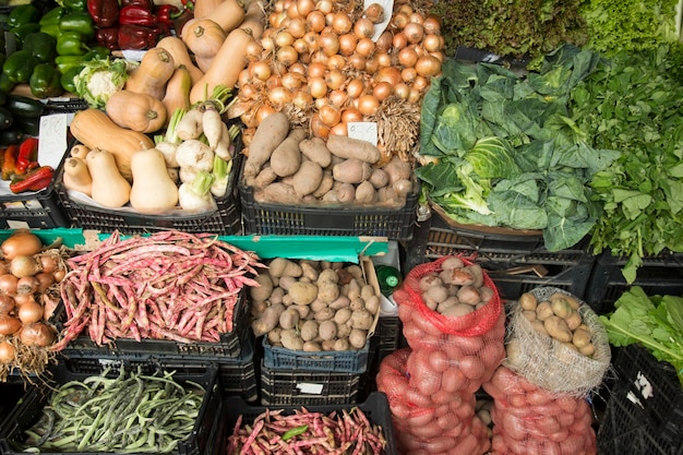 Vários vegetais em caixas para venda na bancada do mercado