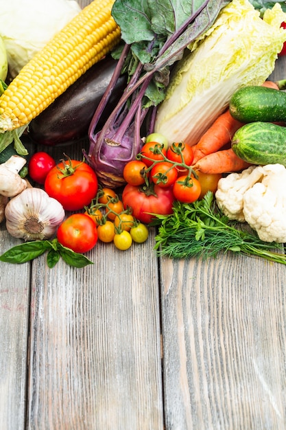 Vários vegetais em uma mesa de madeira com espaço de cópia