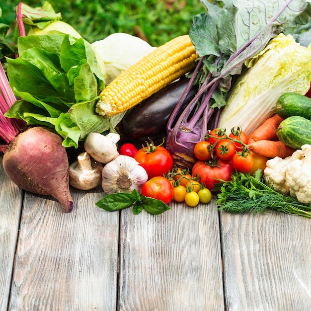 Vários vegetais em uma mesa de madeira com espaço de cópia