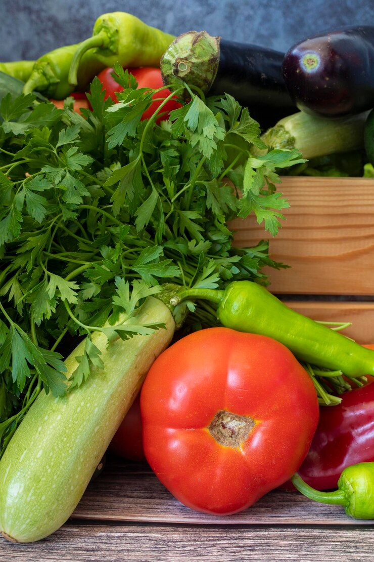 Foto vários vegetais em uma mesa de madeira tomate pimenta verde pimenta vermelha salsa cenoura cenoura berinjela pepino zucchini