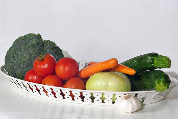 Vários vegetais em uma tigela contra um fundo branco
