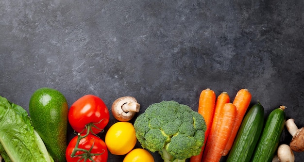 Vários vegetais na mesa de pedra Vista superior plana com espaço de cópia