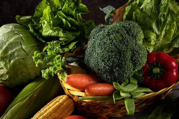 Foto vários vegetais orgânicos na cesta