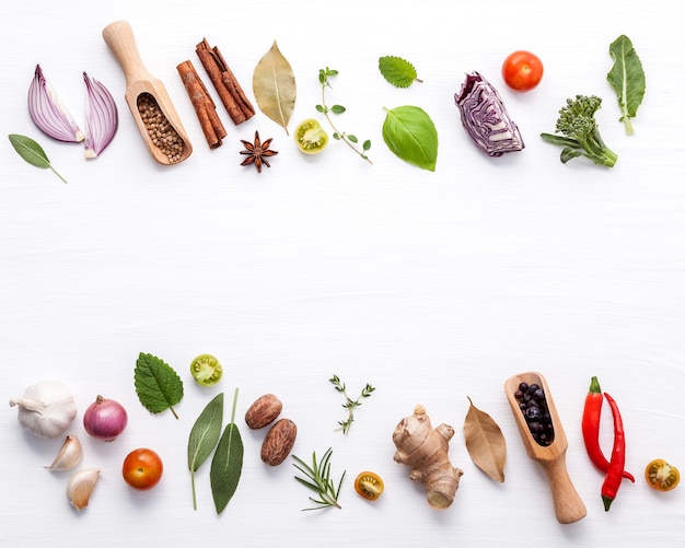 Foto varios vegetales frescos y hierbas sobre fondo blanco