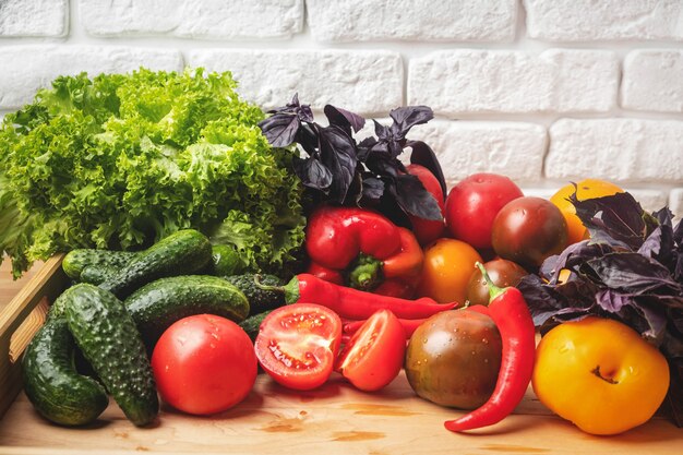 Foto varios vegetales y hojas de ensalada.