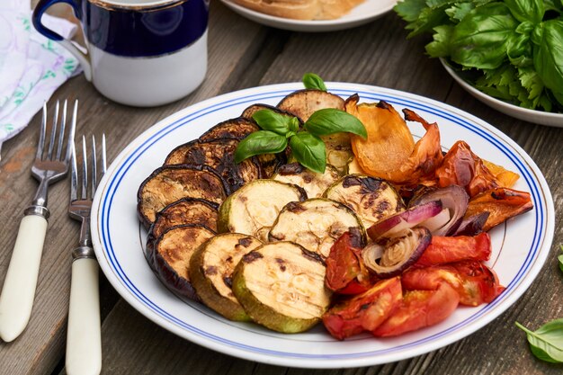 Varios vegetales a la parrilla en un plato blanco