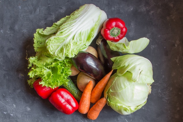 Varios vegetales sobre un fondo negro