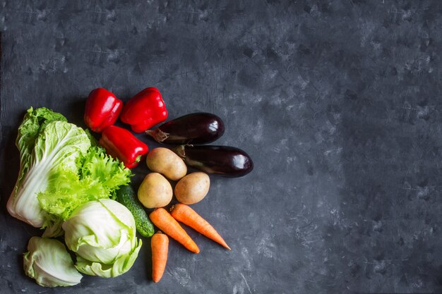 Varios vegetales sobre un fondo negro