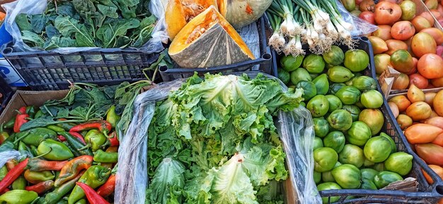 Varios vegetales para la venta en un mercado