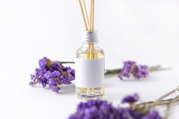 Varitas de incienso para el hogar con aroma floral. Flores y flores secas con difusor de aroma. Concepto de fragancia para el hogar ecológico. copia espacio