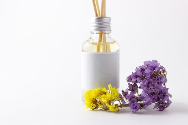 Varitas de incienso para el hogar con aroma floral. Flores y flores secas con difusor de aroma. Concepto de fragancia para el hogar ecológico