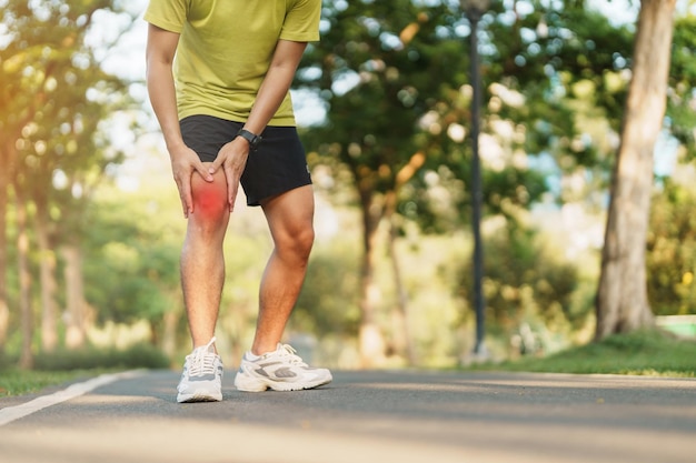 Varón adulto joven con dolor muscular durante la carrera corredor tiene dolor de rodilla debido a la rodilla del corredor o síndrome de dolor patelofemoral osteoartritis y tendinitis rotuliana Lesiones deportivas y concepto médico