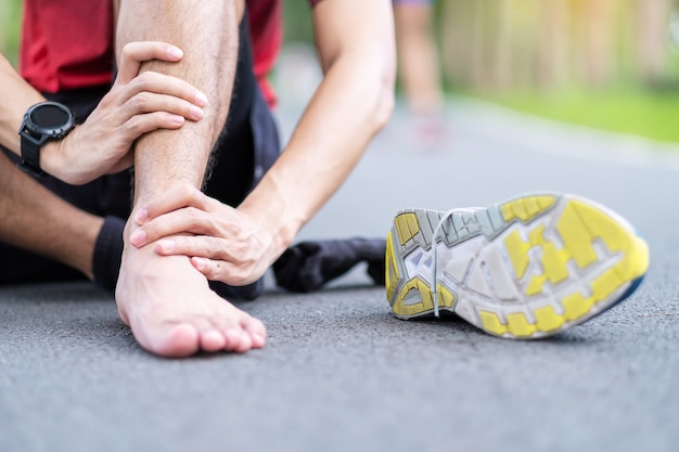 Varón adulto joven con su dolor muscular durante la carrera