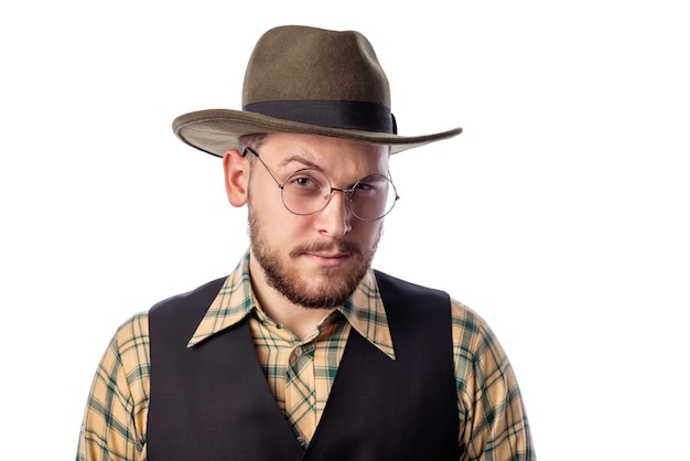 Varón caucásico joven en sombrero de vaquero