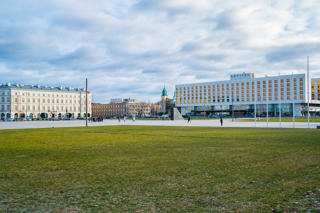 Varsóvia, Polônia - 01.03.2019: Fachada do hotel Sofitel Victoria Warsaw, um dos primeiros hotéis ocidentais da cidade. Viagem.