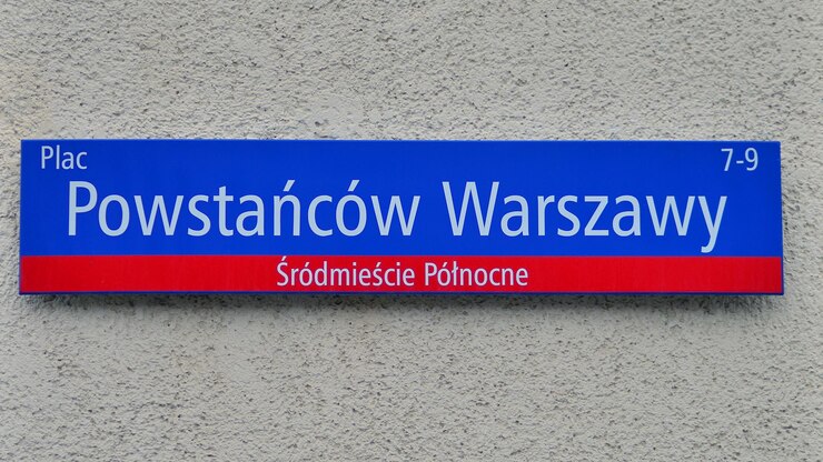 Foto varsóvia, polônia, 29 de dezembro de 2023sinal com o nome da rua plac powstancow warszawy