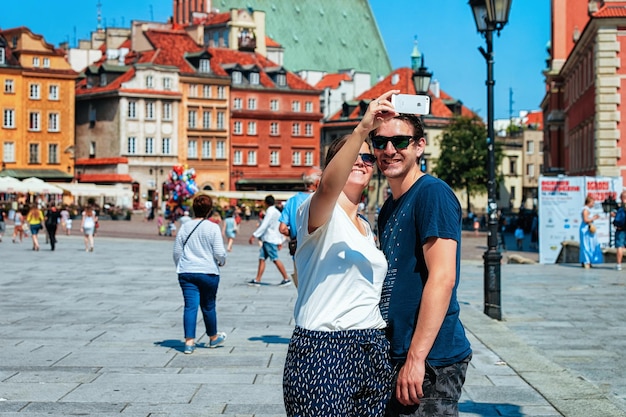 Varsovia, Polonia - 30 de julio de 2018: Pareja joven haciendo selfie en Castle Square en Varsovia en Polonia