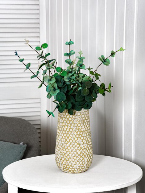 Vase mit Blumen auf einem weißen Tisch Blumen