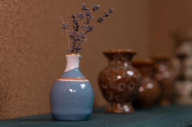 Vase mit Lavendel auf dem Tisch, umgeben von Aromalampen