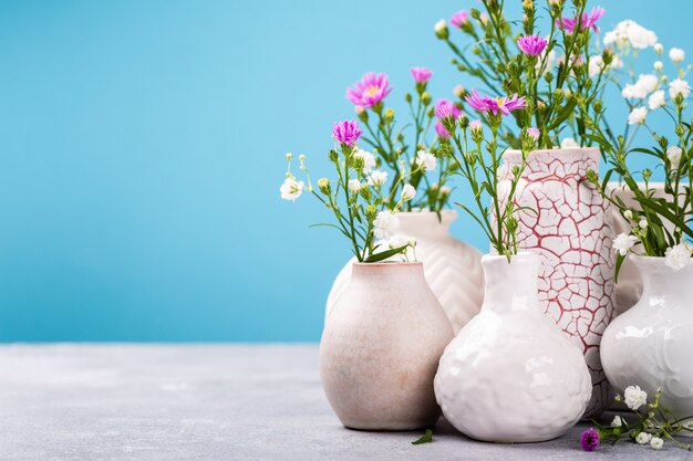 Vase mit schönen Blumen auf dem Leuchttisch