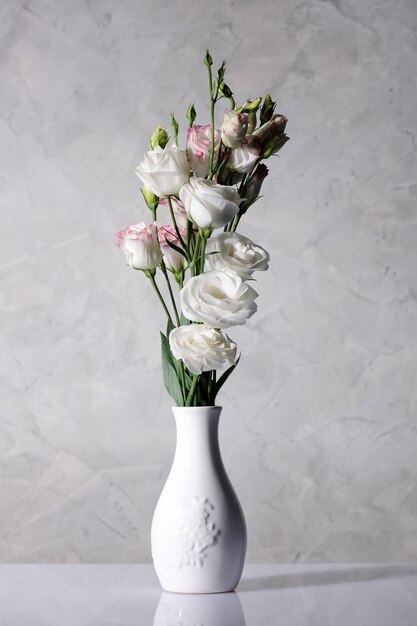 Vase mit schönen Blumen