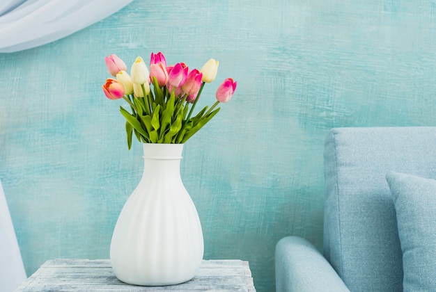 Vase Tulpen auf dem Tisch