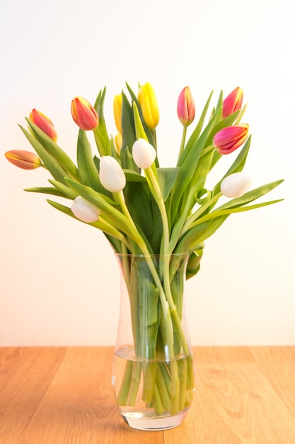 Vase Tulpen auf Holztisch