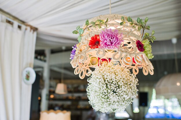 Vase verziert mit frischen Blumen am Hochzeitsbankett.