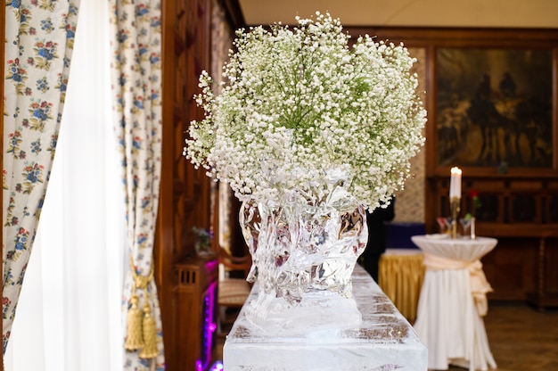 Vase verziert mit frischen Blumen am Hochzeitsbankett.