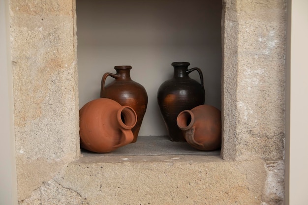 Vasijas de barro, metidas en un agujero en la pared. concepto de decoración.