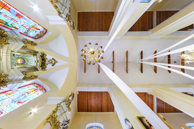 VASILISHKI BELARUS MAI 2020 Innenraum und Kuppel und Blick in eine alte katholische barocke Kirchendecke