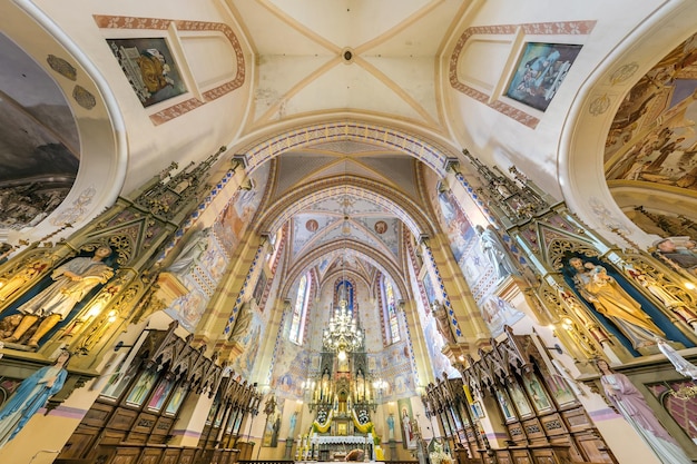 Foto vasilishki bielorrusia junio de 2019 cúpula interior y mirando hacia arriba en un antiguo techo y bóveda de iglesia católica gótica o barroca